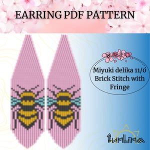 Puede incluir: Patrón de pendientes de cuentas rosas con diseño de abeja. Los pendientes están hechos con cuentas Miyuki Delica utilizando la técnica de punto de ladrillo con flecos. El texto "EARRING PDF PATTERN" está en la parte superior.