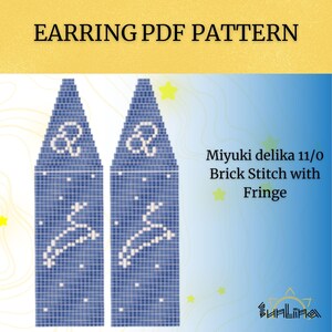 Op de afbeelding: Een digitaal patroon voor oorbellen. Het ontwerp toont twee blauwe, kralen oorbelpatronen met witte accenten. De oorbellen hebben een hert en een symboolontwerp. De tekst "EARRING PDF PATTERN" staat bovenaan.