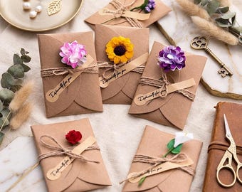 Tarjeta de agradecimiento hecha a mano en papel kraft con flor de papel / Flores rosas, moradas, blancas y amarillas