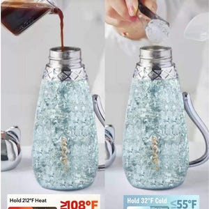 Puede incluir: Un vaso aislado de doble pared con asa y tapa plateadas, lleno de hielo y caf&eacute;. El vaso es de color azul claro con un dise&ntilde;o texturizado. El texto indica que mantiene el calor por encima de 42&deg;C despu&eacute;s de 6 horas y el fr&iacute;o por debajo de 13&deg;C despu&eacute;s de 6 horas.