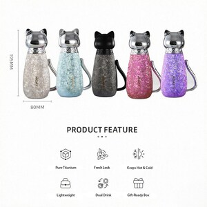 Puede incluir: Cinco botellas de agua con forma de gato en fila, cada una con un color y textura diferentes. Las botellas miden aproximadamente 19,5 cm de alto y 8 cm de ancho. Tienen una tapa plateada con forma de cabeza de gato y un asa curva. El texto "XCAT" est&aacute; impreso.