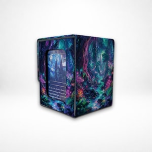 Op de afbeelding: Een rechthoekige deckbox voor ruilkaarten met een levendige bosillustratie in gloeiende blauwe en paarse tinten. Een transparant venster aan de voorzijde toont een enkele speelkaart met tekst en een afbeelding van een gebouw in glas-in-loodstijl.