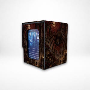 Puede incluir: Una caja para barajas rectangular con una ilustración oscura y atmosférica de una araña grande en un bosque con luna llena. Una ventana transparente en el frente muestra una carta coleccionable azul con texto.