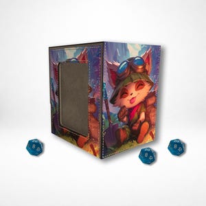 Puede incluir: Una caja de almacenamiento de cartas con una colorida ilustración de un personaje de dibujos animados con gafas y un sombrero. Tres dados azules de 20 caras rodean la caja. La caja tiene un borde cosido y una abertura rectangular.