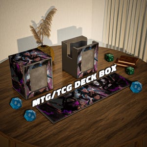 Op de afbeelding: Een houten tafel toont een deckbox, kaarthouder en speelmat voor MTG/TCG-spellen. De deckbox en kaarthouder hebben een omlijnd ontwerp met een fantasy art print. Blauwe en groene dobbelstenen en een klein boek liggen ook op de tafel.