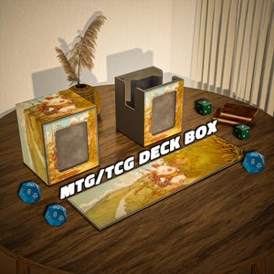 Può includere: Un tavolo di legno espone un portamazzo, un tappetino da gioco e dei dadi per i giochi MTG/TCG. Il portamazzo ha un'illustrazione colorata con una finestra. Il tappetino da gioco presenta un design abbinato. Sul tavolo ci sono anche diversi dadi e un piccolo libro.