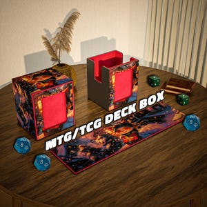 Puede incluir: Una mesa de madera exhibe una caja de cartas, una alfombrilla de juego y dados para juegos MTG/TCG. La caja de cartas tiene un diseño colorido con un interior rojo. La alfombrilla de juego y los dados también son visibles.
