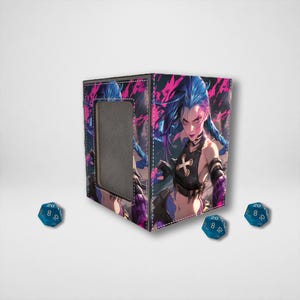 Könnte beinhalten: Ein würfelförmiger Kartenhalter mit einer lebendigen Illustration eines Charakters mit blauen Haaren und einem schwarzen Outfit. Das Design enthält rosa und lila Akzente. Drei blaue Würfel mit weißen Zahlen sind um den Halter verstreut.