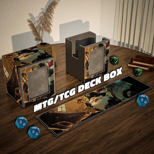 Könnte beinhalten: Ein Set aus MTG/TCG-Deckboxen und Spielmatte mit Fantasy-Art-Design. Die Boxen sind schwarz mit einer detaillierten Illustration und einem grauen Innenraum. Die Spielmatte zeigt das gleiche Kunstwerk. Enthält blaue und grüne Würfel.