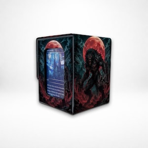 Op de afbeelding: Een rechthoekige deckbox met een duistere fantasy-illustratie van een weerwolf voor een grote rode maan. Het zijpaneel toont een ruilkaart met een glas-in-loodontwerp, tegen een achtergrond van donkere bomen en rode mist.