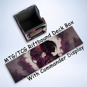Puede incluir: Un juego de caja de barajas y tapete para juegos MTG/TCG. La caja es rectangular con un interior oscuro y un exterior decorativo. El tapete presenta la silueta de una mujer en tonos morados y grises, con el texto "MTG/TCG Riftbound Deck Box With Commander Display."