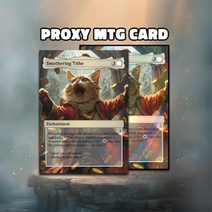 Può includere: Due carte MTG proxy "Smothering Tithe". Le carte presentano un gatto con la bocca aperta e le braccia alzate. Le carte hanno un bordo dorato e bianco con la scritta "Proxy MTG Card". Le carte sono per il gioco Magic: The Gathering.