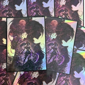 Può includere: Una stampa artistica olografica rettangolare che presenta un'illustrazione dark fantasy di un guerriero mascherato con coda di cavallo che impugna una lama curva. La scena include una grande luna, una creatura simile a un drago e un tempio in toni viola e neri.