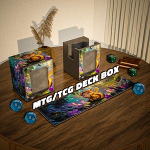 Puede incluir: Una mesa de madera exhibe una caja de barajas, un tarjetero y una alfombrilla de juego con una colorida ilustración de fantasía. El texto "MTG/TCG DECK BOX" es visible. También hay dados y un pequeño libro.