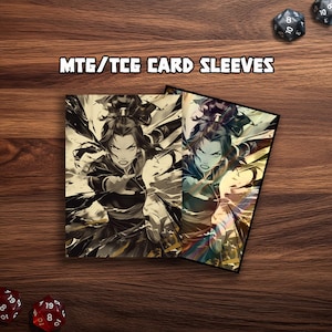 Puede incluir: Fundas para cartas con una ilustración detallada de un personaje femenino decidido, diseñadas para cartas MTG/TCG. Las fundas tienen un fondo sepia y el texto "MTG/TCG CARD SLEEVES" se muestra en la parte superior. Dados visibles.