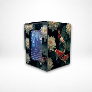 Portamazzo MTG/TCG con espositore Commander / Porta carte in pelle / Koi tra i loti / Coperchio integrato