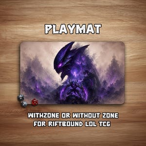 Pode incluir: Tapete de jogo retangular com um design de criatura de fantasia roxa, contra um fundo montanhoso e nebuloso. A palavra "PLAYMAT" está no topo, com "WITHZONE OR WITHOUT ZONE FOR RIFTBOUND LOL TCG" na parte inferior. Dados visíveis.
