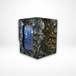 Peut inclure: Une boîte de rangement pour cartes à collectionner rectangulaire ornée d'une illustration détaillée d'une cabane dans les arbres à plusieurs étages nichée dans une forêt. Une fenêtre transparente affiche une carte bleue avec du texte visible.