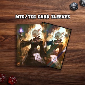 Könnte beinhalten: Kartenhüllen mit einer Fantasy-Charakter-Illustration. Der Charakter hat weiße Haare und Katzenohren und hält einen Stab mit einem lila Edelstein. Der Text "MTG/TCG CARD SLEEVES" steht oben. Würfel sind im Hintergrund zu sehen.