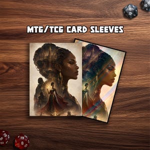 Może przedstawiać: Koszulki na karty z szczegółową ilustracją kobiety o skomplikowanych włosach i biżuterii, na tle miasta. Tekst "MTG/TCG CARD SLEEVES" jest wyświetlany powyżej. Kości są widoczne w tle.