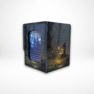 Puede incluir: Caja negra para guardar cartas con una escena de bosque y un mago leyendo. La caja muestra una carta con un diseño de vidriera azul. Diseñada para guardar cartas coleccionables.