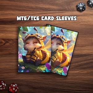 Puede incluir: Fundas para cartas con una colorida ilustración de un personaje de dibujos animados vestido de abeja. El personaje lleva un traje a rayas amarillas y negras con gafas. El texto "MTG/TCG CARD SLEEVES" está en la parte superior. Dados en el fondo.