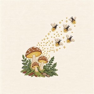 Puede incluir: Un diseño de bordado que muestra tres setas marrones con puntos blancos entre follaje verde y musgo. Un enjambre de cinco pequeñas abejas vuela hacia arriba, rodeado de puntos dorados y destellos en forma de estrella sobre tela color crema.