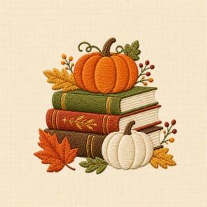 Op de afbeelding: Een borduurontwerp met een stapel van drie boeken in groen, rood en bruin. Een oranje pompoen ligt bovenop, terwijl een witte pompoen aan de basis rust. Het geheel is versierd met oranje en gele herfstbladeren en kleine besjes.