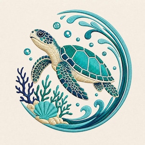 Puede incluir: Un parche bordado que muestra una tortuga marina nadando a través de una ola circular. El diseño incluye coral azul y verde azulado, una concha de color canela claro y pequeñas burbujas. La tortuga tiene un caparazón con patrones.