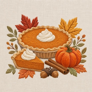 Puede incluir: Un diseño de bordado que muestra un pastel de calabaza entero y una porción, ambos cubiertos con crema batida blanca. La escena incluye una calabaza naranja brillante, dos ramas de canela marrones, dos bellotas y varias hojas otoñales en rojo, naranja y verde.