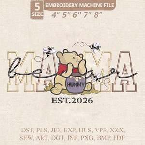 Puede incluir: Archivo de máquina de bordar con un diseño con la palabra "Mama Bear" en una fuente caprichosa, con un oso de dibujos animados sosteniendo un tarro de miel. El diseño incluye el texto "EST.2026" y está disponible en tamaños de 10,16 cm a 20,32 cm.