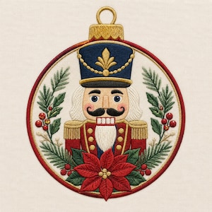 Può includere: Una toppa ricamata circolare raffigurante uno schiaccianoci con cappello blu e uniforme rossa, centrato all'interno di una ghirlanda di rami di pino verdi, bacche rosse e una grande stella di Natale rossa alla base, con un occhiello dorato.
