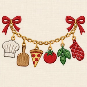 Könnte beinhalten: Ein Stickmotiv mit einer goldenen Kette, die zwischen zwei roten Schleifen hängt. An der Kette hängen eine weiße Kochmütze, ein braunes Holzschneidebrett, ein Stück Peperoni-Pizza, eine rote Tomate, grüne Basilikumblätter und ein roter Ofenhandschuh.
