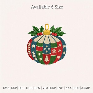 Może przedstawiać: Haftowana ozdoba świąteczna o świątecznym wzorze. Ozdoba posiada czerwone, zielone i niebieskie sekcje z motywami płatków śniegu i drzew. Na górze znajdują się zielone liście i czerwone jagody. Tekst brzmi "Available 5 Size".