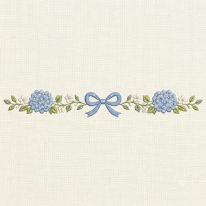 Puede incluir: Un diseño de bordado que presenta un lazo azul claro central flanqueado por dos racimos de flores de hortensia azules, pequeñas flores blancas y hojas verdes, todo dispuesto en una línea horizontal sobre un fondo de tela blanco hueso.