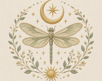 Pode incluir: Um design de bordado apresentando uma libélula central em tons de verde e dourado, cercada por uma guirlanda circular de folhas e pequenas flores. Acima há uma lua crescente e uma estrela douradas, com um sol dourado na parte inferior.