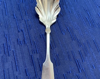 Cuchara de azúcar antigua de plata con forma de concha. 1866-1903