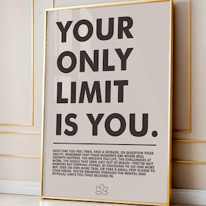 Könnte beinhalten: Gerahmter Kunstdruck mit dem Motivationsspruch „YOUR ONLY LIMIT IS YOU.“ Der Druck hat einen neutralen Hintergrund und einen goldenen Rahmen. Der untere Teil des Drucks enthält zusätzlichen Text über das Überwinden von Herausforderungen und das Erreichen von Zielen.