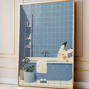Puede incluir: Una impresión artística enmarcada que presenta a un Pikachu de dibujos animados relajándose en una bañera azul. La escena del baño incluye una estantería de escalera de madera, plantas en macetas y una pared de azulejos azules. La obra de arte tiene un marco dorado.