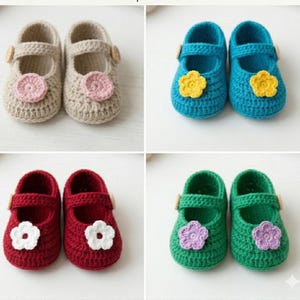 Op de afbeelding: Vier paar handgemaakte babyschoenen. De schoenen zijn gehaakt in beige, blauw, rood en groen. Elk paar heeft een decoratieve bloem en een bandje met een houten knoopsluiting. Deze babyschoenen zijn ontworpen voor baby's.