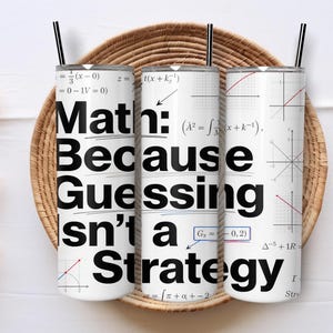 Può includere: Tre bicchieri isolanti bianchi con cannucce nere, ognuno con un design a tema matematico. Il testo recita "Math: Because Guessing isn't a Strategy" in grassetto nero. I bicchieri sono decorati con equazioni e grafici matematici.