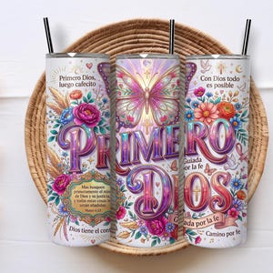 Könnte beinhalten: Drei zylindrische Becher mit schwarzen Strohhalmen, die ein farbenfrohes Design aus Schmetterlingen, Blumen und religiösen Texten auf Spanisch wie Primero Dios, Con Dios todo es posible und Bibelstellen vor weißem Hintergrund zeigen.
