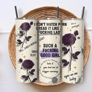 Calcomanía para vaso delgado de 20 oz, diseño PNG de sublimación, descarga digital, con texto en inglés "Gracioso, obsceno, alto, moreno, moralmente gris, buena chica", sarcástico