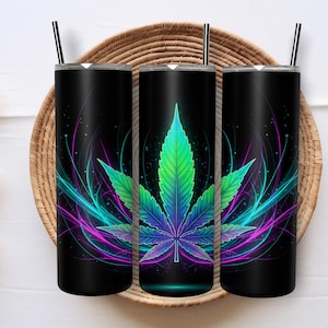 Könnte beinhalten: Drei schwarze Isolierbecher mit einem Cannabisblatt-Design. Das Blatt ist grün und blau, vor einem schwarzen Hintergrund mit neonblauen und violetten Wirbeln. Jeder Becher hat einen schwarzen Strohhalm.