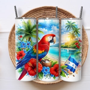 Puede incluir: Tres vasos aislados blancos con pajitas negras, cada uno con un diseño tropical vibrante. Un loro rojo, azul y amarillo se posa en una playa con palmeras, flores y una bandera hondureña. El diseño evoca un paraíso tropical.