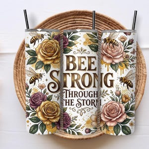 Diseño PNG de abeja floral para sublimación "Bee Strong Through the Storm" (Sé fuerte durante la tormenta) para vaso delgado de 20 oz. Descarga digital.