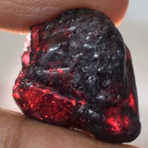 38,15 karat naturlig rödbrun burma painit 22 x 18 mm ädelsten grovprov certifierad E2908 jubileumspresent
