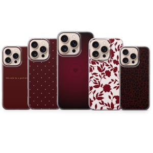 Może przedstawiać: Kolekcja pięciu bordowych etui na telefon. Wzory obejmują kropki, wzory kwiatowe i nadruk w cętki. Jedna obudowa ma napis "this will be a good year".