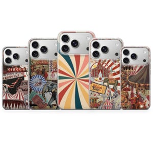 Op de afbeelding: Vijf telefoonhoesjes met vintage circusthema's. Elke hoes heeft een andere collage van circustafereel, waaronder tenten, olifanten en ticketstubs. De hoesjes hebben een transparante rand en een glanzende afwerking.