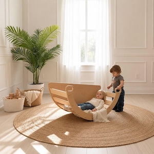 Op de afbeelding: Een gebogen houten schommelspeelgoed met horizontale latten en geïntegreerde handgrepen aan beide uiteinden. De structuur is gemaakt van lichtgekleurd hout en heeft een glad, boogvormig ontwerp dat een schommelbeweging op een vlakke ondergrond mogelijk maakt.